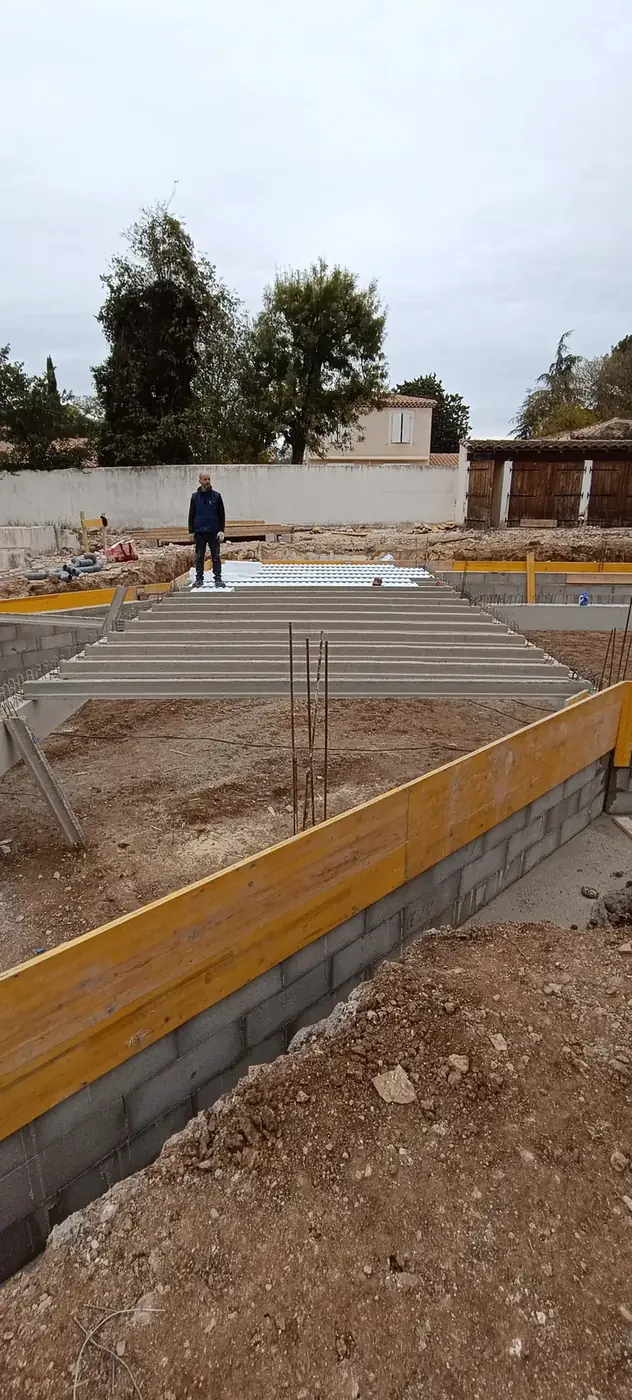 Plancher béton — construction d'une villa à Plan-de-Cuques (13)