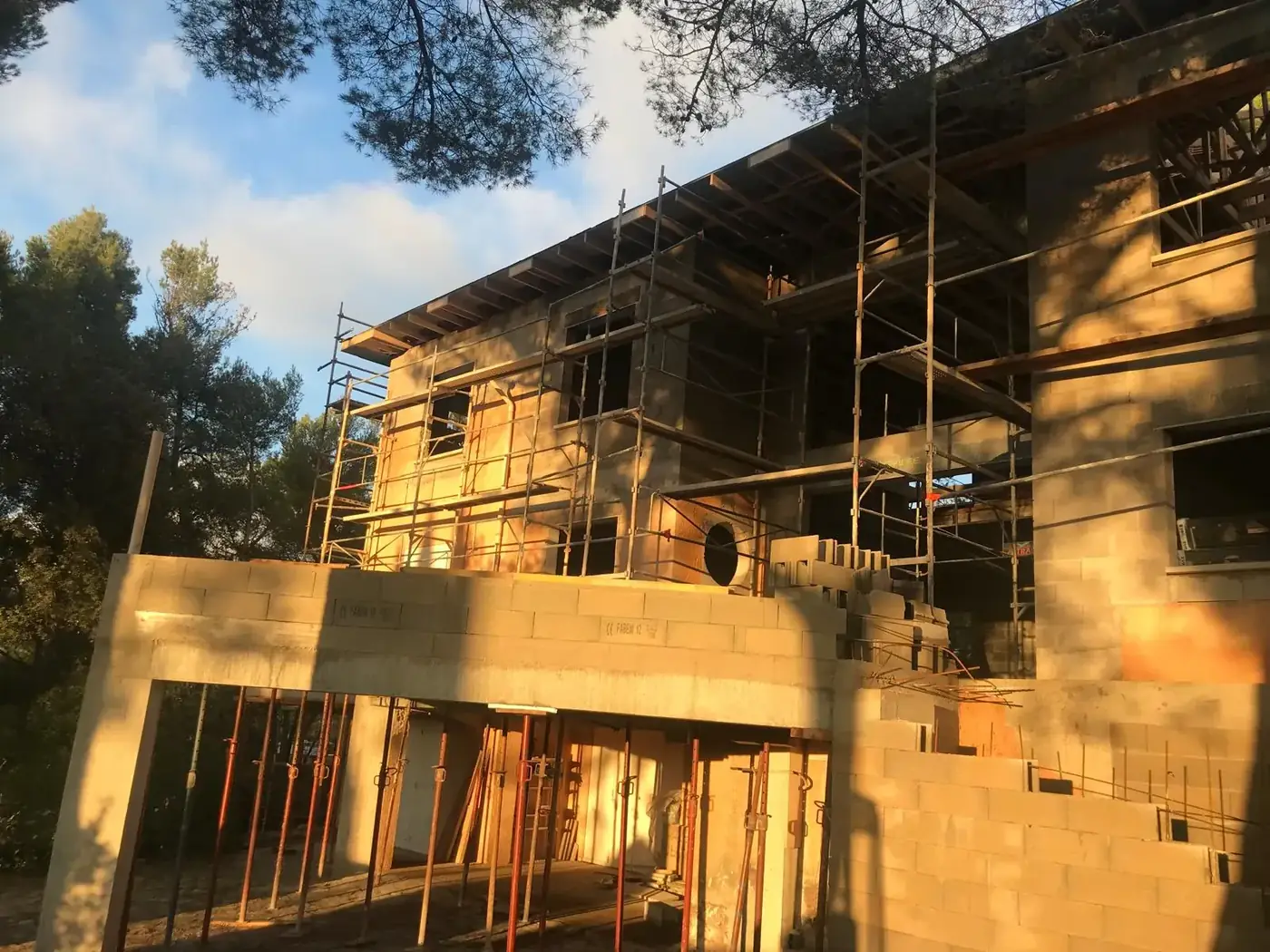 Extension en cours de chantier — extension et rénovation à Bouc-Bel-Air (13)